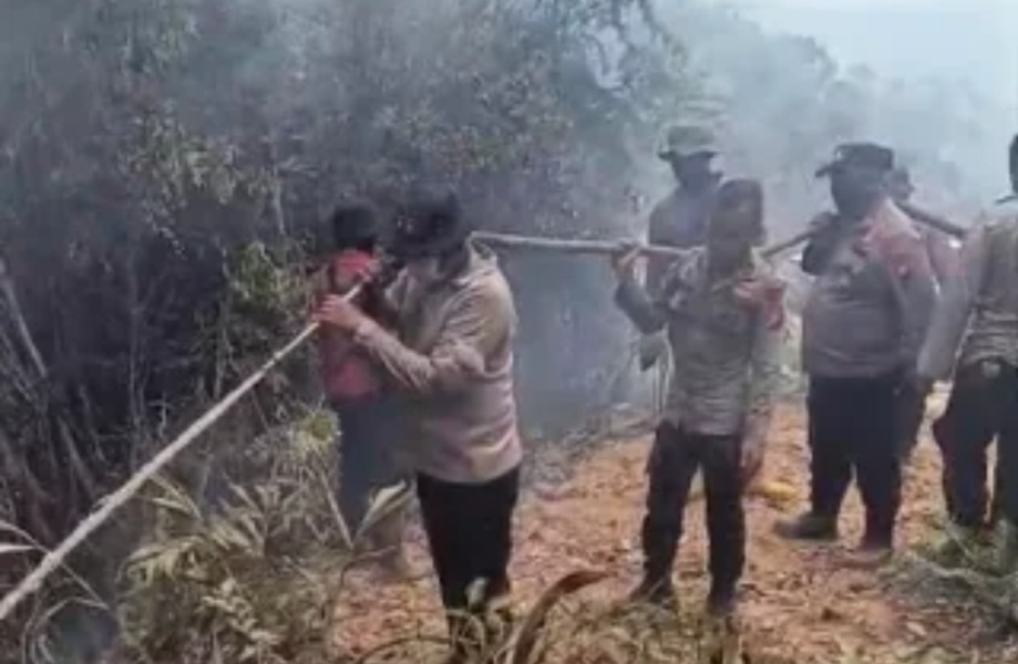 Tempuh 5 Jam Menembus Medan Terjal Berbatu Cadas, Kapolres Kampar Pimpin Langsung Padamkan 7 Titik Api di Sungai Sarik–Balung
