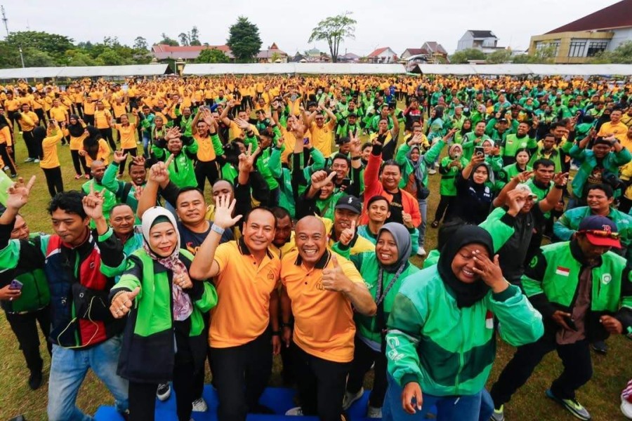 Penuh Keakraban, Ratusan Ojol Olahraga Bareng Kapolda Riau