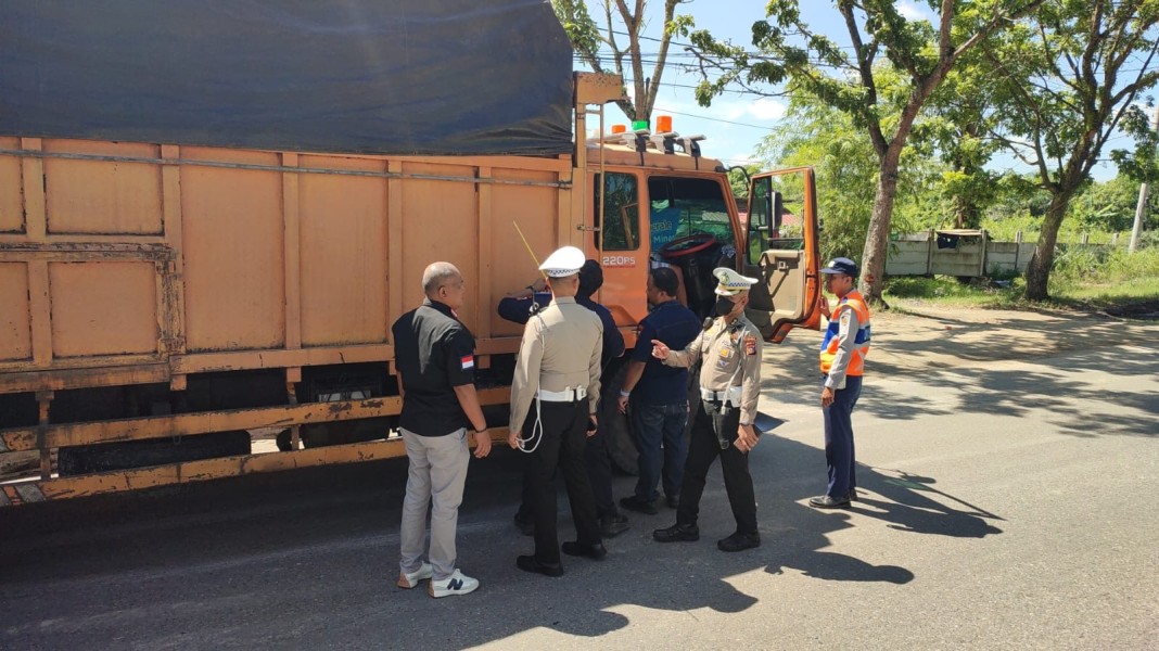84 Truk Kelebihan Muatan Kena Tilang di Bundaran Air Hitam