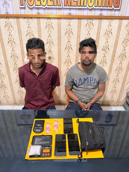 Dua Pengedar Ditangkap, Polsek Kemuning Sita Sabu 52,74 Gram yang Disembunyikan di Pagar Seng