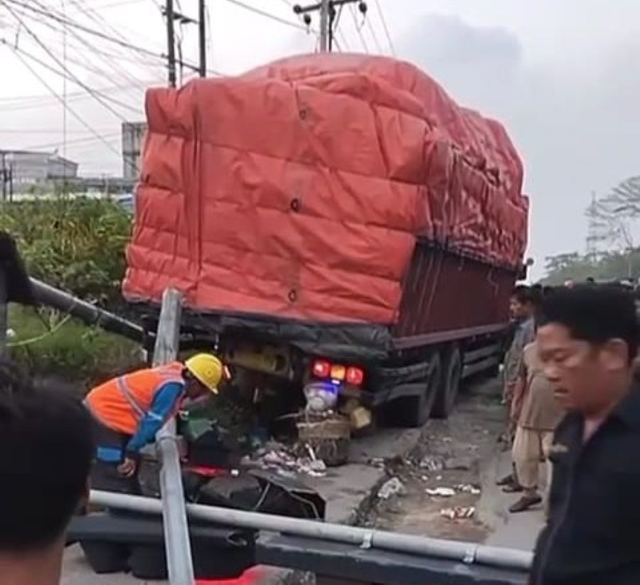 Viral Video Truk Tabrak Lampu Merah di Pelalawan