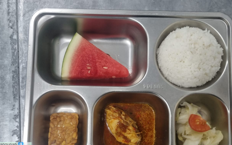 Babinsa Koramil 02 Bukit Kapur Dampingi Distribusi 2.162 Porsi Makanan Bergizi untuk Pelajar