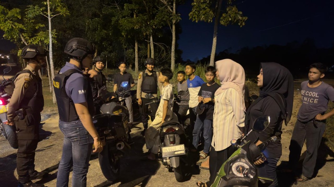 Tim RAGA Polres Pelalawan Gencar Patroli Malam, Warga Pangkalan Kerinci Merasa Aman dan Nyaman