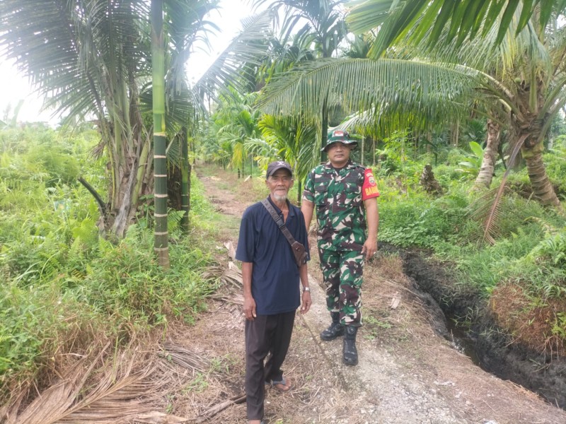Patroli Karhutla, Sertu Edili Imbau Warga Waspadai Kebakaran Lahan di Musim Kemarau