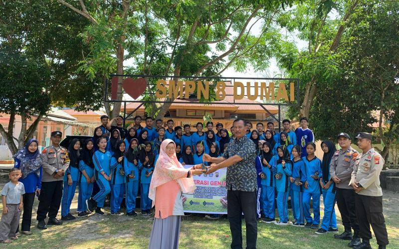 Green Policing, Polres Dumai Tanam Puluhan Bibit Durian di Halaman SMPN 8