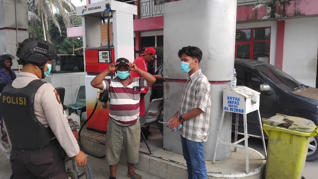 Kabut Asap Masih Tebal, Polsek Minas Bagikan 100 Masker kepada Warga