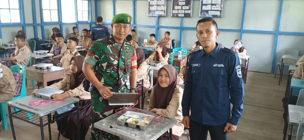 Dukung Peningkatan Gizi Anak, Babinsa Koramil 06/Kateman Kembali Dampingi Kegiatan Makan Bergizi Gratis di Sekolah