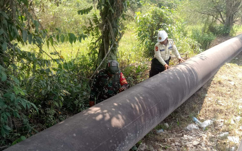 Babinsa Jaga Fasilitas Vital Nasional di Kelurahan Bukit Batrem
