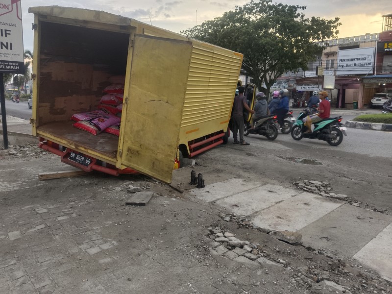 Parit Proyek PUPR Pelalawan Amblas, Truk Terperosok: Ada Apa di Balik Pengerjaan Ini?”