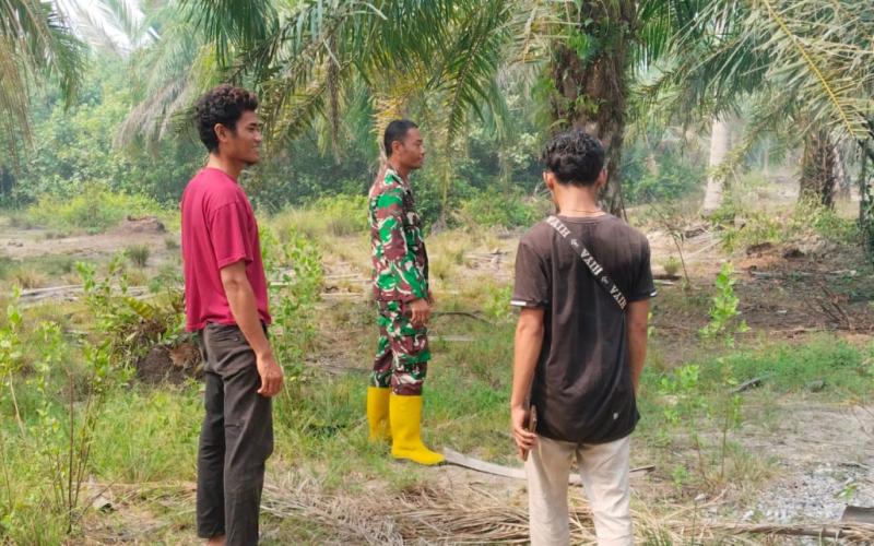 Babinsa Tanjung Penyembal Intensifkan Patroli Karhutla, Warga Diimbau Tidak Bakar Lahan
