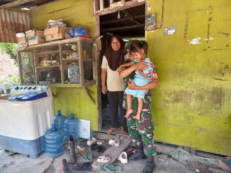 Babinsa Serka Afrisal Cek Kondisi Anak Stunting di Kampung Maredan