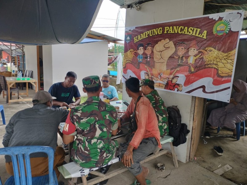 Babinsa Sertu Joko Purnomo Sosialisasikan Nilai-Nilai Pancasila di Kampung Pancasila Minas Jaya