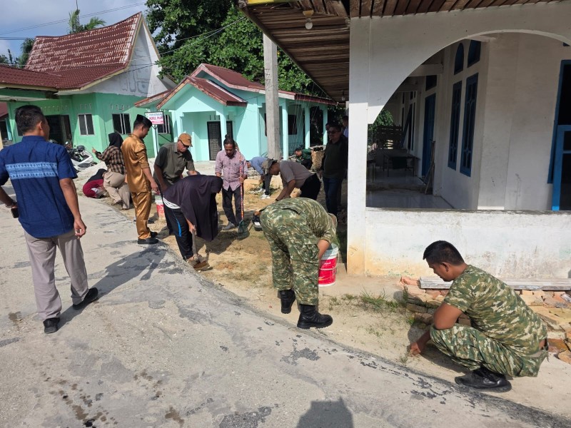 Anggota Koramil 03/Minas Hadir Aktif Dalam Karya Bakti Pembersihan Lingkungan di Minas Barat