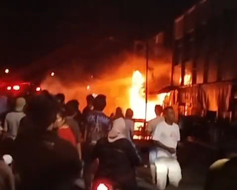 Ruko Toko Pancing di Kampung Dalam Siak Terbakar, Diduga Akibat Kebocoran Gas
