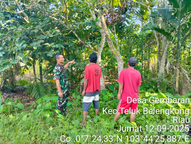 Patroli Karhutla di Desa Gembaran, Babinsa Koramil 06/Kateman Ingatkan Bahaya Membuka Lahan dengan Api