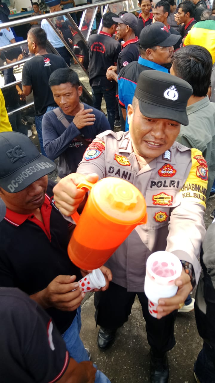 Sikap Simpatisan Bhabinkamtibmas Buluh Kasap Saat Aksi Demo di Bea Cukai Dumai