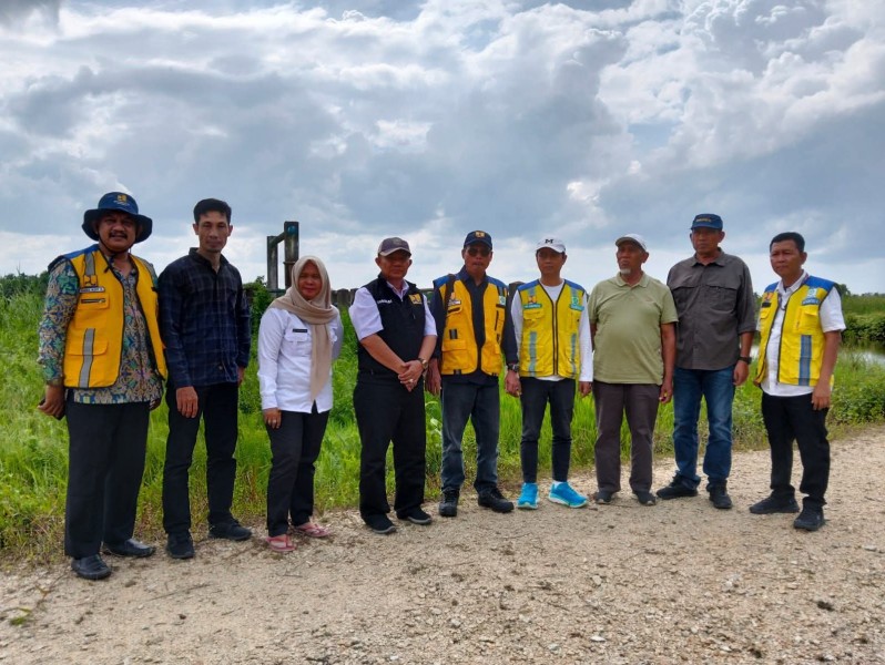 Camat Tempuling dan Kadis PU Dampingi BWS Sumatera III Survei Embung dan Pipa Transmisi ke IPA Pulau Palas