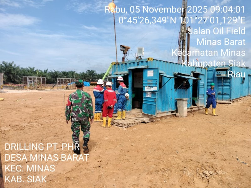 Babinsa Sertu Joko Purnomo dan Serda Haris Patroli Lokasi Drilling di Minas Barat