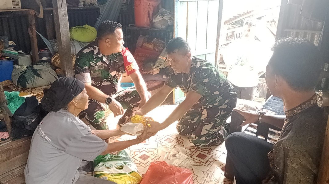 Jumat Berkah, Babinsa Koramil 06/Kateman Salurkan Bantuan Sembako Untuk Warga Kurang Mampu