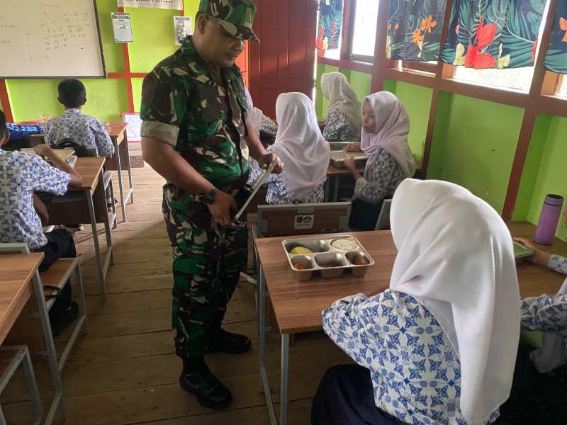 Dukung Peningkatan Gizi Anak, Babinsa Koramil 06/ Kateman Rutin Dampingi Kegiatan Makan Sehat Bergizi