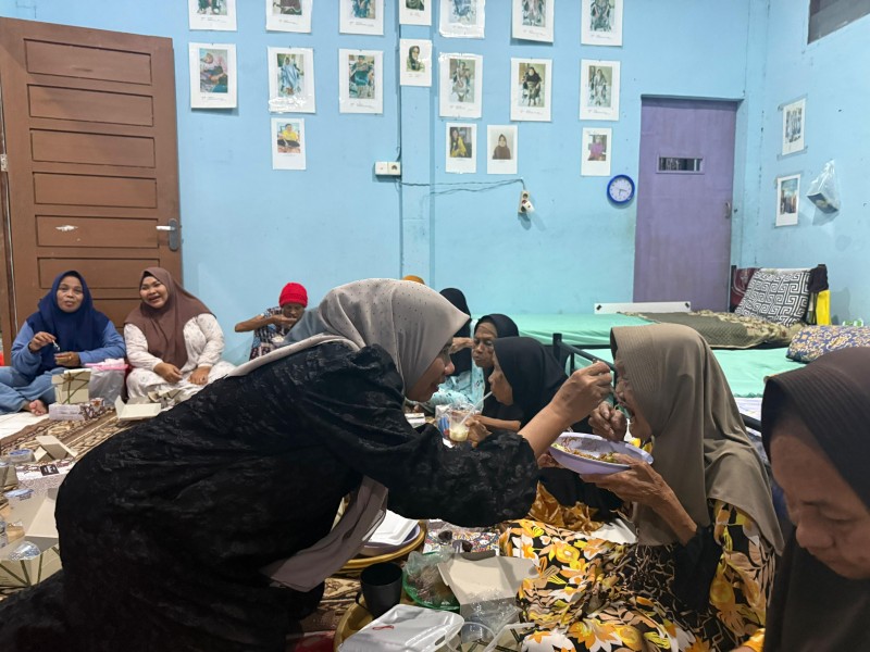 Wabup Inhil ''Mak Tin'' Berbuka Puasa Bersama Lansia di Panti Pondok Bhakti Lansia