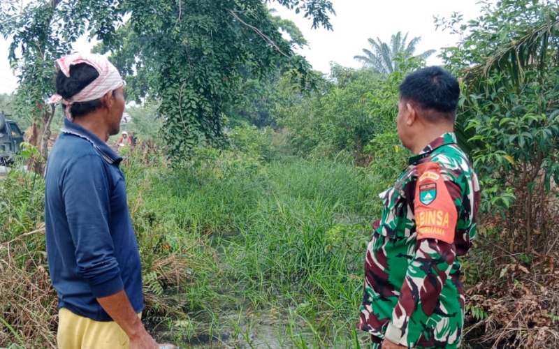 Patroli Karhutla, Babinsa Purnama Ajak Warga Hindari Pembukaan Lahan dengan Membakar