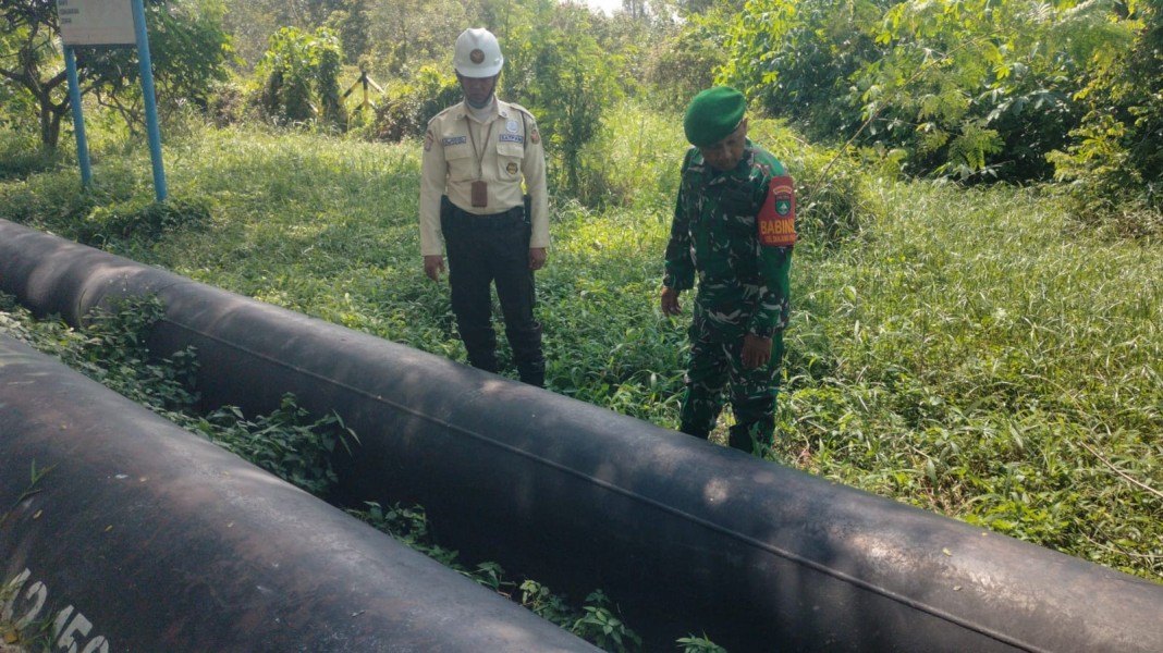 Patroli Jalur Pipa PHR, Babinsa Bukit Kapur Ajak Warga Jaga Aset Negara