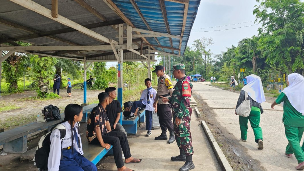 Babinsa dan Bhabinkamtibmas Kateman Ajak Warga Jaga Lingkungan Aman dan Bebas dari Narkoba, Judol, serta Pinjol