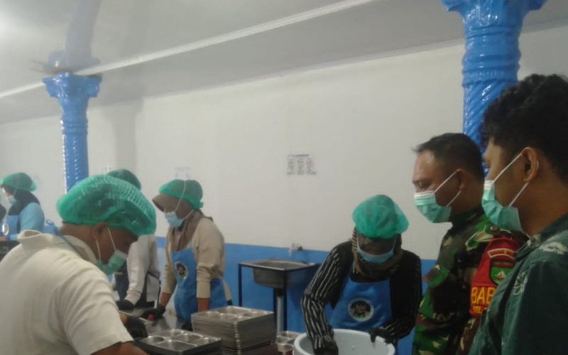 Babinsa Dampingi Penyaluran MBG di Bukit Kapur, 1.827 Porsi Dibagikan kepada Penerima Manfaat