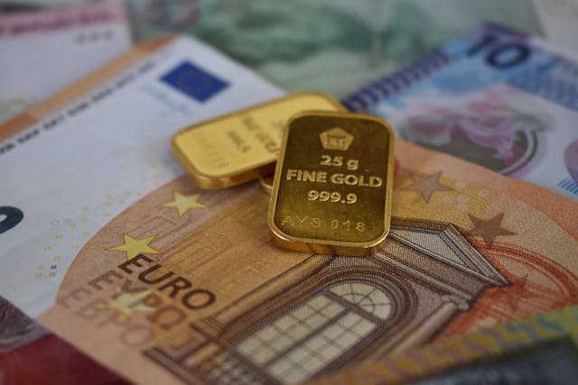 Gaji UMR Bukan Halangan: Ini Tips Nabung Emas Modal Kecil!