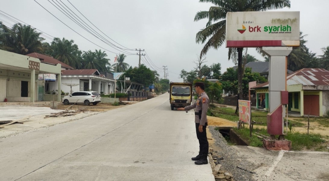 Cegah Laka Lantas dan Lancarkan Arus Pagi, Personel Polsek Pujud Hadir di Tengah Aktivitas Masyarakat