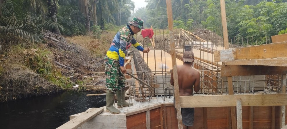 TNI Kodim 0320/Dumai Dampingi Pembangunan Jembatan Beton Tahap VII di Lubuk Gaung