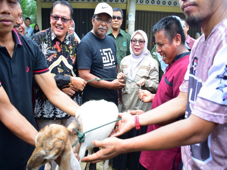 Pemkab Kampar Salurkan 105 Ekor Kambing untuk KUBE Desa Teratak dan Pulau Payung