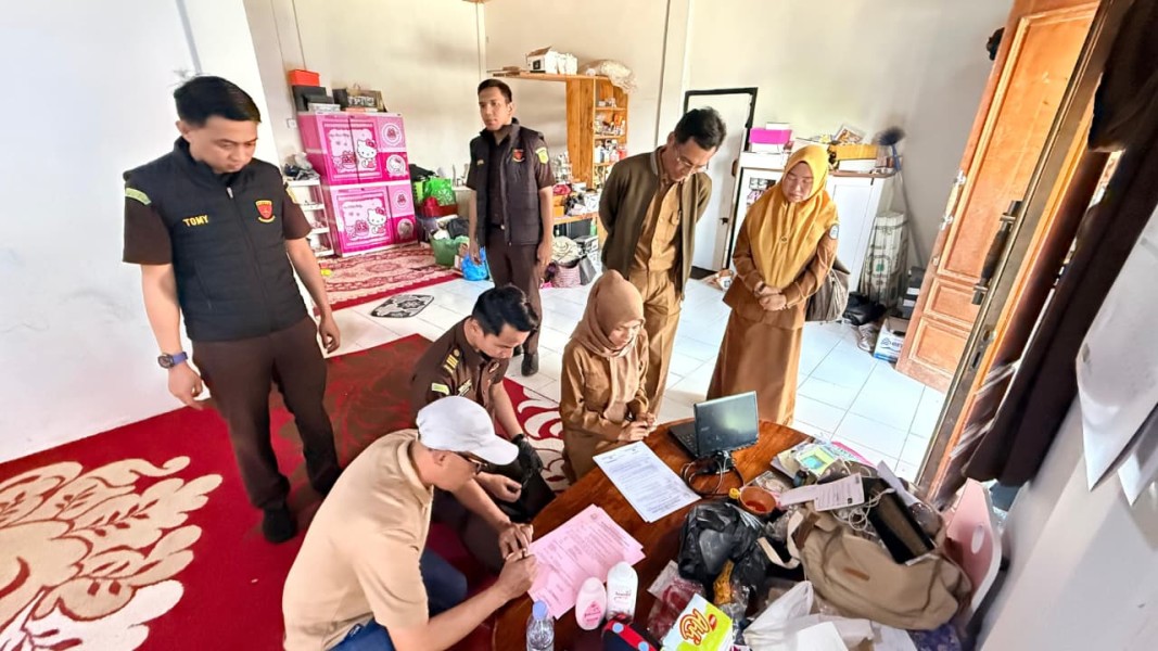 Penyidik Kejari Sungai Penuh Geledah Rumah Dua Tersangka Kasus PJU Kerinci