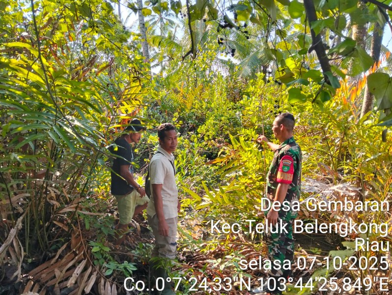 Babinsa Koramil 06/Kateman Gencarkan Patroli Tapal Batas, Cegah Karhutla di Teluk Belengkong