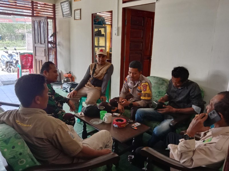 Babinsa dan Polsek Kateman Gelar Pengawasan SDM, Ajak Warga Teritip Waspada DBD dan Banjir