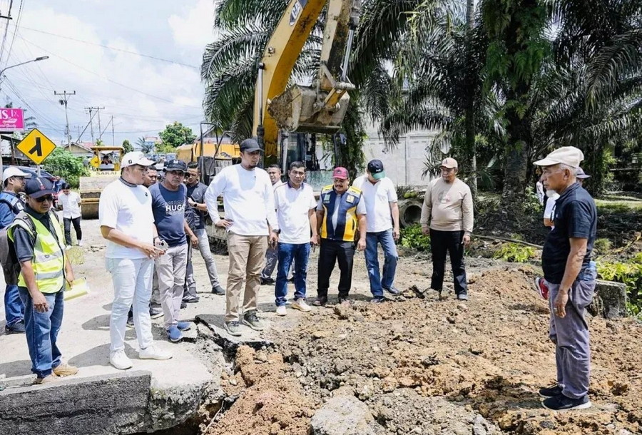Bupati dan Wakil Bupati Inhu Tinjau Perbaikan Box Culvert di Peranap