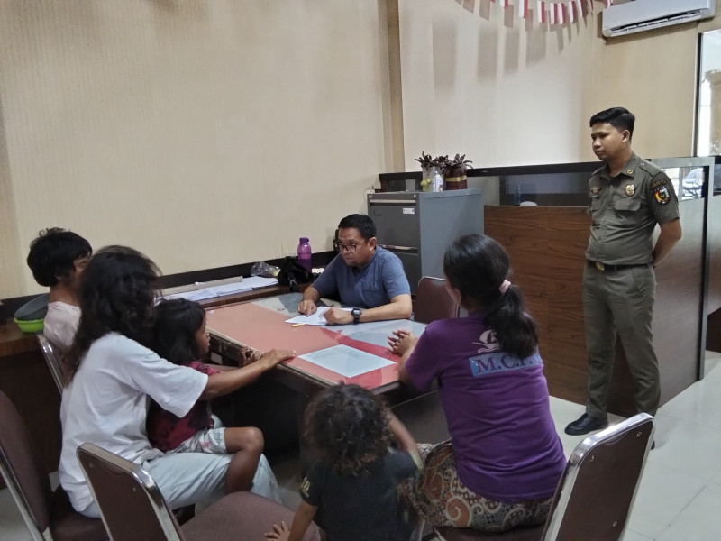 Dinsos Pekanbaru Amankan Satu Keluarga Pengemis, Ternyata Sudah Punya Rumah