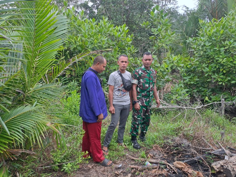 Patroli Tapal Batas Babinsa Koramil 06/Kateman Pastikan Wilayah Aman dari Titik Api