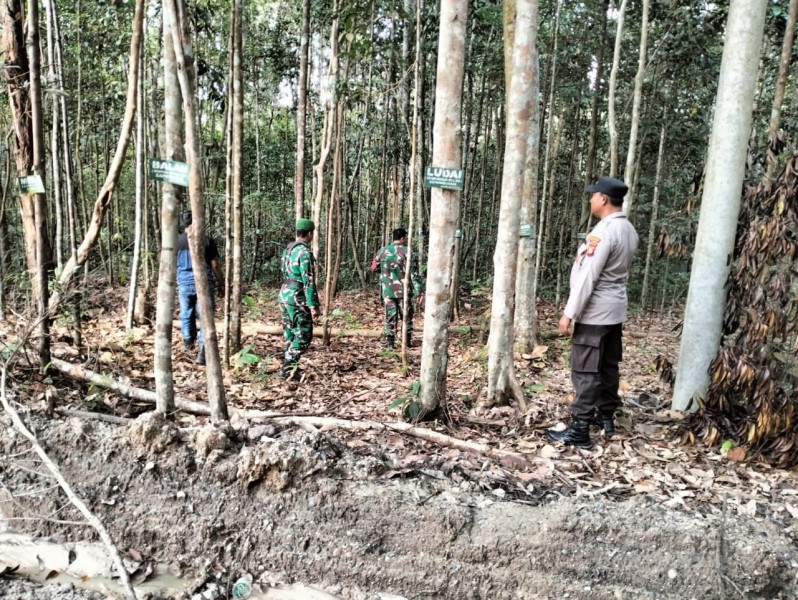 Babinsa Serda Haris Sandya Pratama Laksanakan Patroli Karhutla di Muara Kelantan