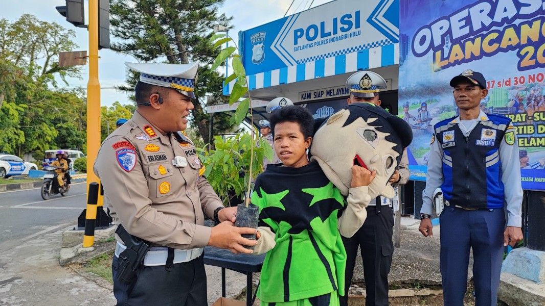 Berikan Bibit Pohon Kepada Pengendara Tertib, Cara Unik Polantas Inhu Edukasi Ops Zebra