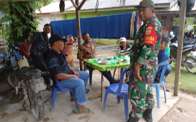 Antisipasi Terhadap Karhutla, Babinsa Pelintung Patroli di Wilayah Rawan