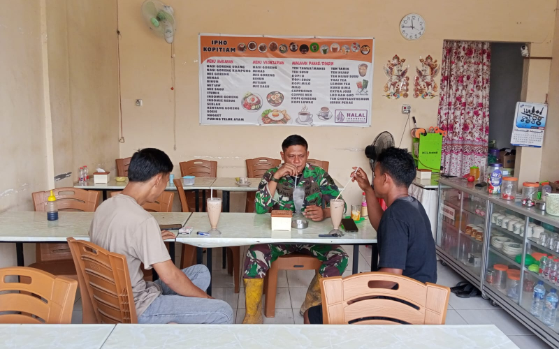 Perkuat Kemanunggalan TNI-Rakyat, Babinsa Lubuk Gaung Gelar Komsos Bersama Warga
