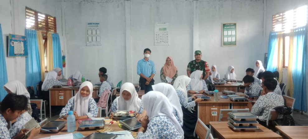 Dukung Generasi Sehat, Babinsa Kateman Kawal Kegiatan MBG di Kateman