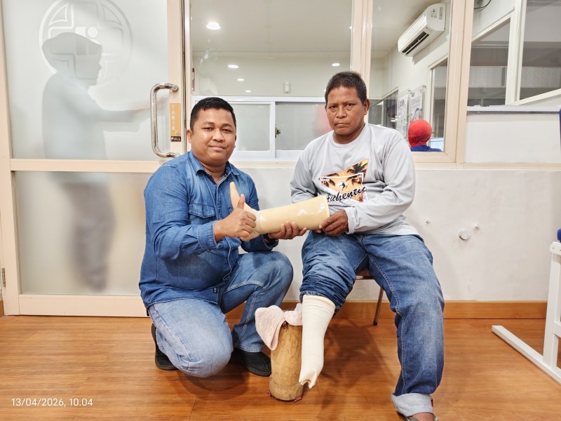 Wujudkan Mimpi Warga Rohil, KSJ Riau Serahkan Bantuan Kaki Palsu untuk Pak Ponidi