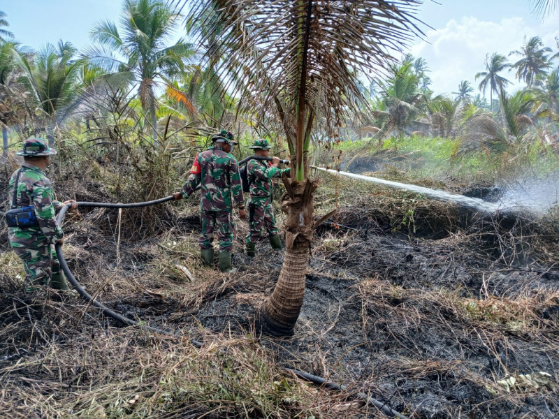 Babinsa Koramil 06/Kateman Bersama Warga Lakukan Pendinginan Karlahut di Desa Sungai Teritip