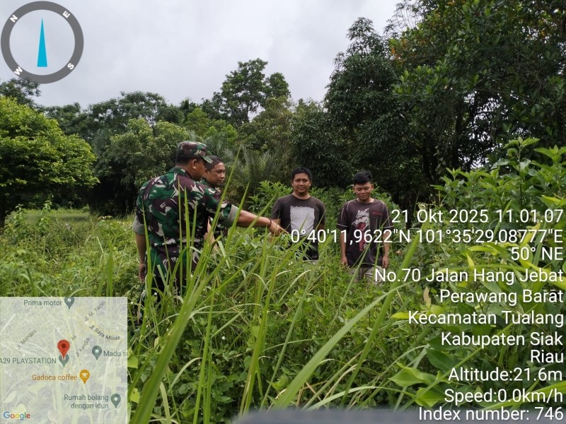 Babinsa Koramil 04/Perawang Lakukan Patroli Cegah Karhutla di Perawang Barat