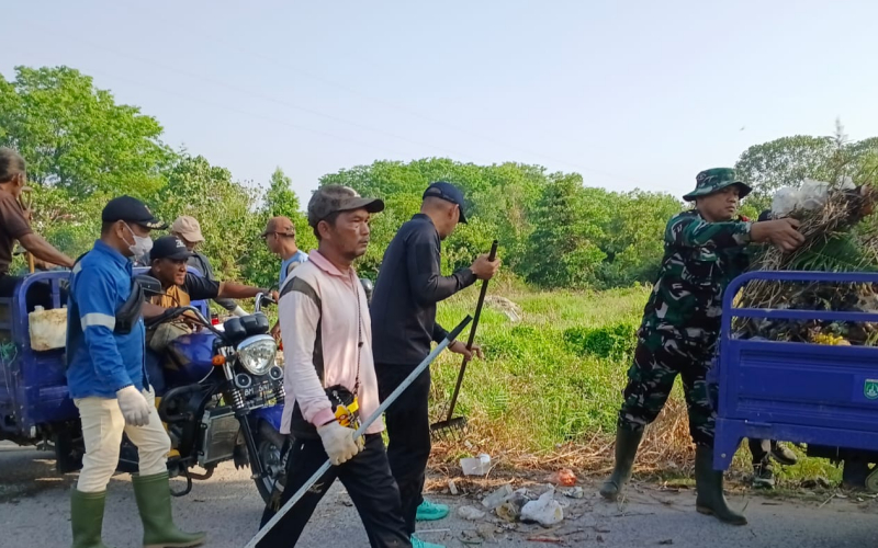 TNI, Pemko dan Masyarakat Bersatu Bersihkan Parit di Dumai Selatan