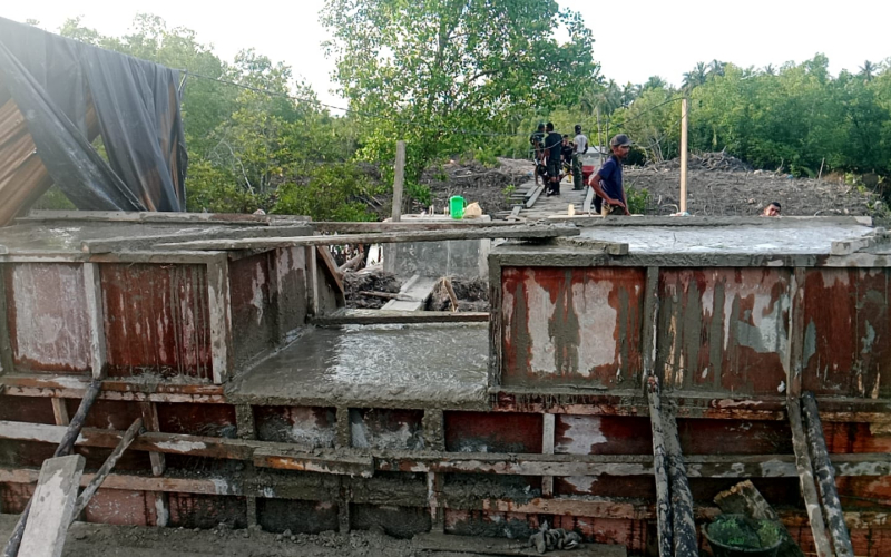 TNI Bersama Warga Kompak Bangun Jembatan Gantung Garuda di Sungai Sembilan