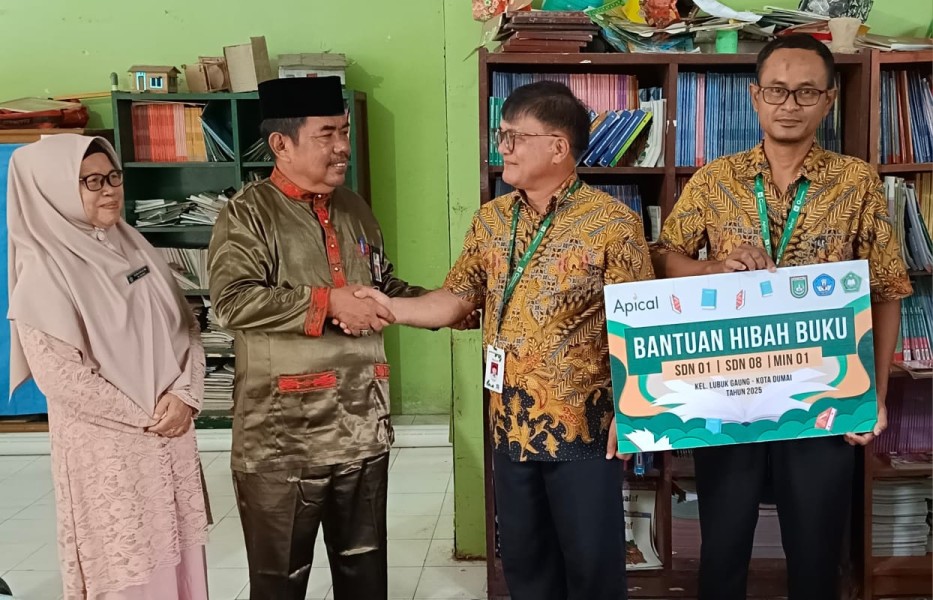 Apical Dumai Salurkan Ratusan Buku ke Tiga Sekolah Dasar di Dumai